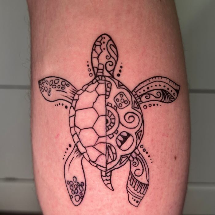 Tatuaje de tortuga con mandala, línea fina