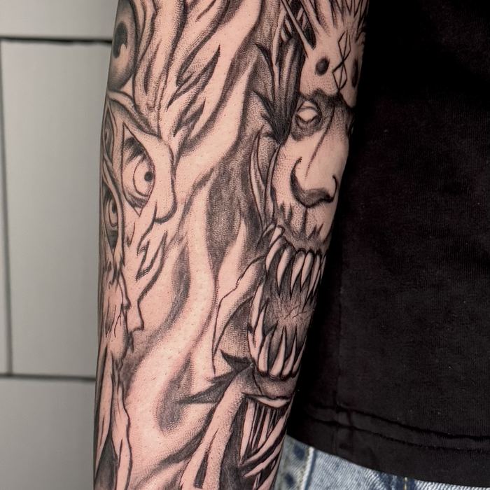 Tatuaje de manga: cara de demonio y tres ojos entre ramas, vista general