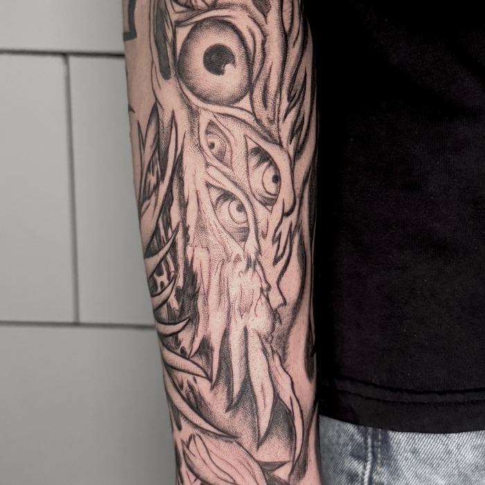 Detalle de tres ojos entre ramas, estilo ilustrativo blackwork