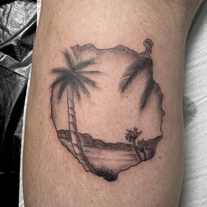 Tatuaje de isla con palmeras, estilo ilustrativo de línea fina