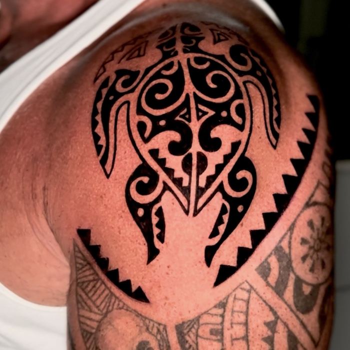 Tatuaje de tortuga polinesia en el hombro, estilo tribal blackwork